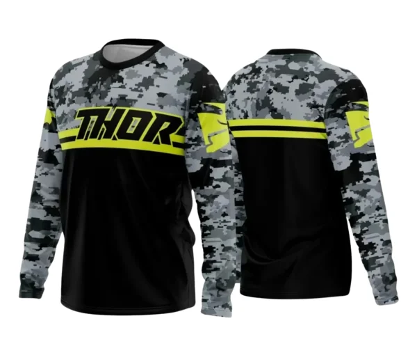 Camisa preta com logo no peito e estampa grande nas costas com temática de motocross e trilheiros, mostrando detalhes vibrantes e estilo aventureiro.